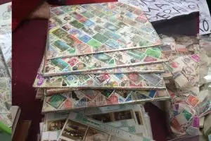 Kisah Ayu jual perangko kuno, butuh trik lepaskan perangko dari amplop