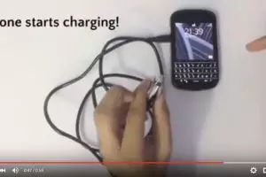 VIDEO: Begini cara mengisi baterai handphone pakai listrik dalam tubuh