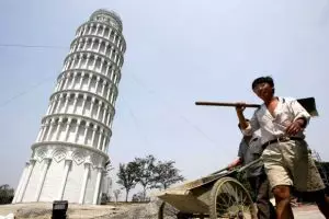 12 Monumen dunia ini sukses dijiplak China, mirip banget sama aslinya!