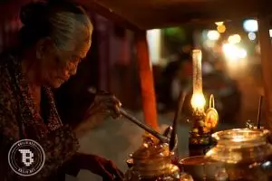 Cerita Mbok Payem, 83 tahun masih semangat jualan wedang ronde, salut!