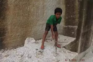 Mulianya Febri, demi ibu rela menambang batu gamping meski masih SD