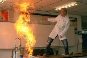 16 Aksi guru yang bikin kamu kangen balik ke masa sekolah