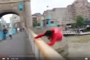 Buktikan tak takut ketinggian, pria loncat dari ketinggian 44 m, ngeri