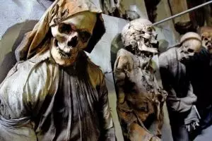 10 Kuburan ini disebut paling unik di dunia, Indonesia juga punya!