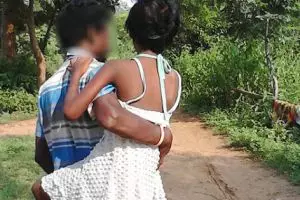 Perjuangan ayah gendong putrinya dan berjalan jauh untuk berobat