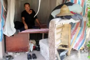 Demi belikan istri cincin, pria ini rela tinggal di kolong jembatan