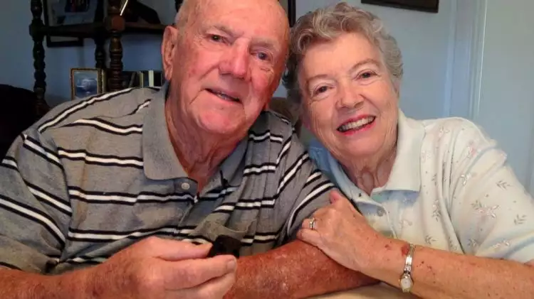 60 Tahun pasangan ini simpan kue pernikahan, lalu dimakan setiap tahun