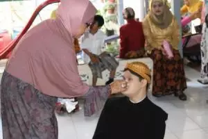 Dituduh menumbalkan anaknya, ibu paruh baya ini tetap tegar