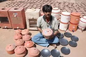 Drop Out, pria ini malah sukses berbisnis kulkas dari tanah liat