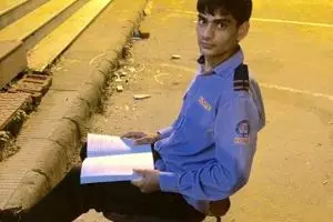 Kisah Satpam ATM yang belajar di bawah cahaya lampu kota, salut!