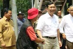 Pak menteri kok jalan kaki ke kantor? Kenapa ya?