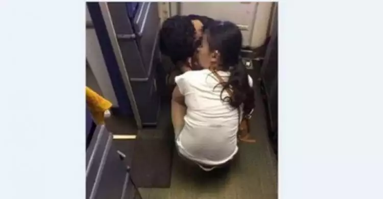 Alasan toilet kecil, ibu biarkan anaknya buang air di lantai pesawat