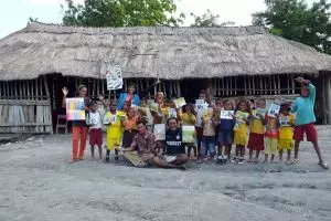 Mereka berbagi buku bagi pelajar di NTT, demi Indonesia pintar!