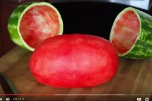 Cara mengupas semangka yang unik