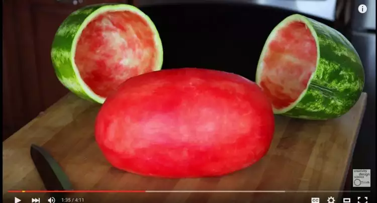 Cara mengupas semangka yang unik