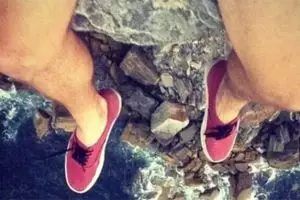 Selfie membawa petaka, jatuh dari tebing setinggi 30 meter, tragis!