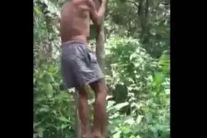Aksi kakek panjat pohon ini bikin melongo