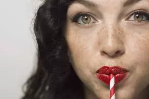 Minum pakai sedotan bikin wajah cepat keriput?