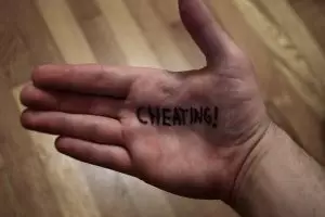 5 Rahasia yang disembunyikan cewek dari pasangannya