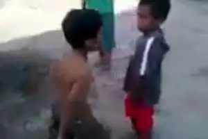 VIDEO: Miris, anak ini dibiarkan berantem, tapi ada hikmah di baliknya