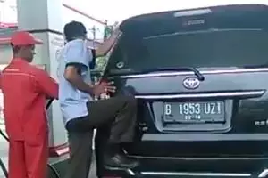 Video 1 menit 10 detik ini jangan ditiru ya, konyol