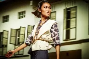 Ingin tampil kece bak model? Kamu harus tiru dulu cara berjalannya