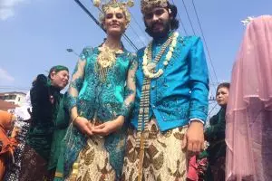 Cinta budaya Indonesia, pasangan asal Swiss ini nikah massal di Jogja