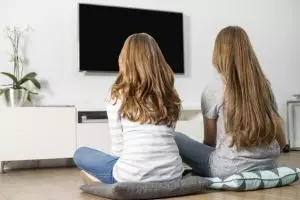 Terlalu sering nonton TV berpengaruh pada nilai ujian