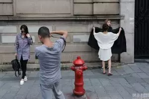 Model pakaian ganti baju di muka umum, gegerkan warga