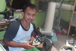 Tak tamat kuliah, Cecep sukses bisnis sepatu panjat kualitas ekspor!