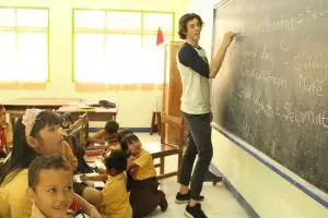 Tak hanya traveling, bule Australia ikut mengajar di pelosok Jogja