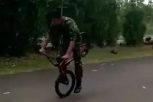 Video 14 detik anggota TNI freestyle pakai BMX, jago banget!