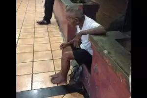 Tak punya keluarga, kakek ini duduk di emperan mal karena kesepian