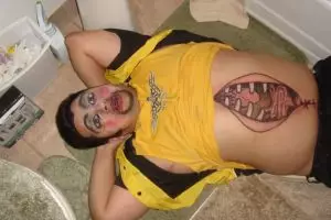 10 Kelakuan usil yang mungkin pernah kamu lakukan saat teman tidur