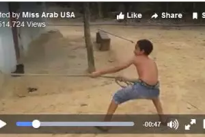 Bocah ini kewalahan menarik sesuatu dari dalam, apa ya?