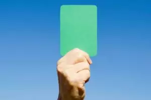 Wasit sepakbola sekarang bawa kartu hijau lho! Artinya apa ya?