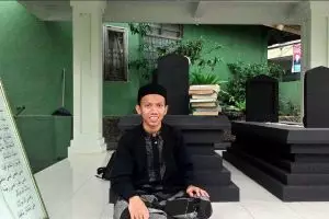 Sanksi berdiri di depan santri putri membuat Adhli kuasai tiga bahasa