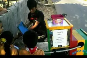 Tak bisa nonton Bon Jovi, pedagang ini gratiskan rotinya ke anak SD