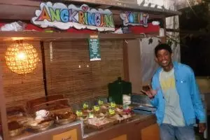 Luar biasa, warung laris ini 50 persen pegawainya tuna rungu