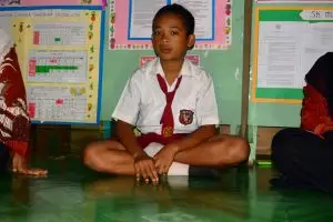 Semangat empat bersaudara tuntut ilmu, satu seragam dipakai bergantian