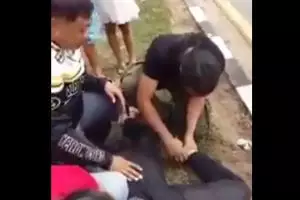 Lelaki ini dengan mudahnya membetulkan posisi tulang yang patah