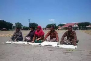 Simpati mengalir kepada 5 orang yang 'pepe' di alun-alun ini