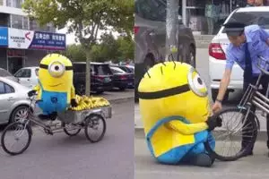 Sepasang minions jualan pisang di jalanan bikin warga gemas