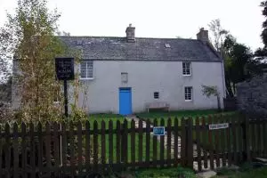 Ditemukan, hantu biksu berkerudung di rumah terpencil 