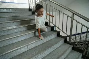 Yatim piatu & tanpa kaki, gadis ini buktikan bisa mandiri kuliah