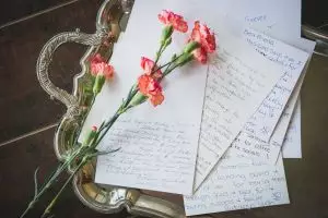 Buatlah surat tulisan tangan, meski jadul tapi kamu akan lebih bahagia