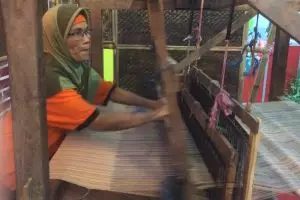 Akibat erupsi Merapi, alat tenun jadi bagian hidup Sumiarti