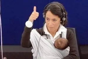 Anggota parlemen ini gendong anaknya saat kerja selama 2 tahun penuh!