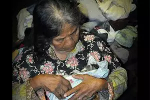 Kesedihan 'Mbah Putri', kucing kesayangannya mati ditabrak mobil