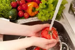 Trik jitu hilangkan pestisida pada buah dan sayur